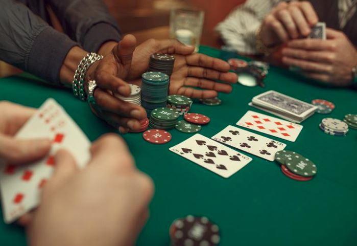 How to Use the Float Play in Online Poker